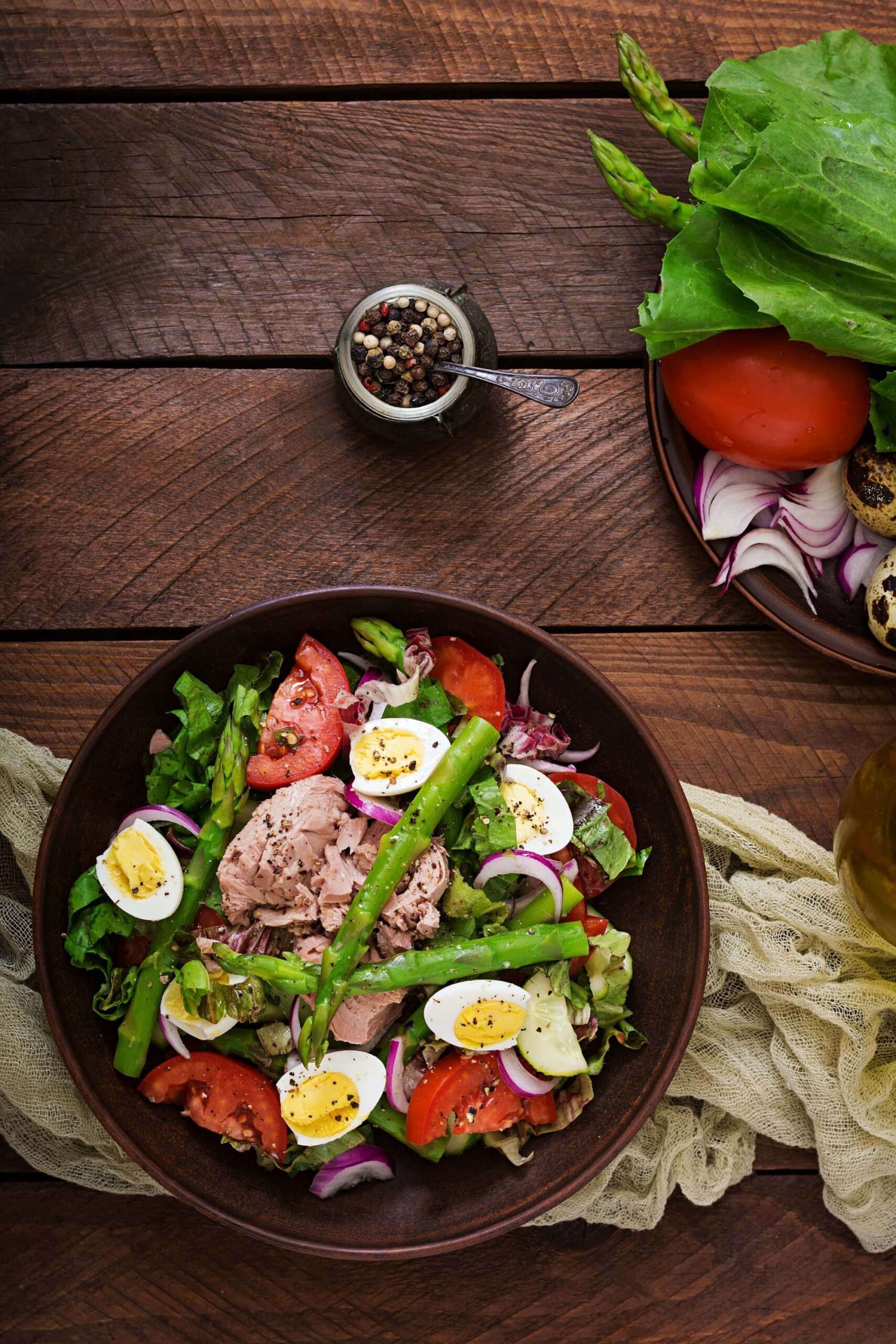 salad-with-tuna-tomatoes-asparagus-and-onion-P6KPXP8